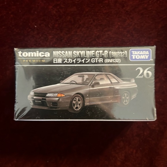 Tomica Premium No. 26 Nissan Skyline GT-R - Picture 2 of 3